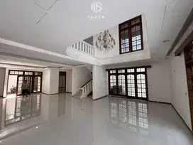 Disewakan rumah cocok untuk kantor lokasi strategis kebayoran baru