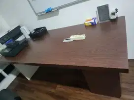 Meja meeting kantor