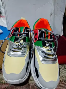 Sepatu kets kondisi baru size 38