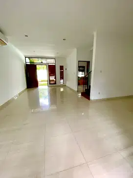 Disewakan rumah 2 lantai dalam townhouse