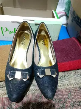 Sepatu sendal warna hitam