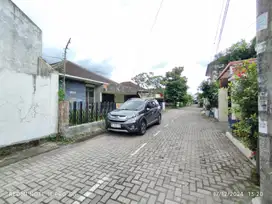 Dekat Kampus UGM, Dijual Tanah Jogja area Pogung bonus Rumah