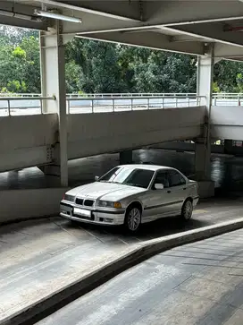 BMW 323i 1997 Bensin