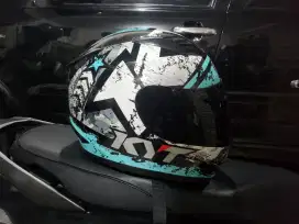 Helmkyt r10 ukuran L
