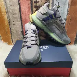 Sepatu running Reebok