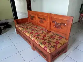 Satu set kursi tamu