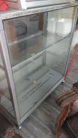 Etalase 3 sekat bekas uk 1 meter