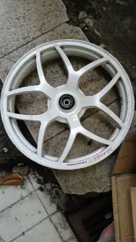 Velg depan beat tapak lebar