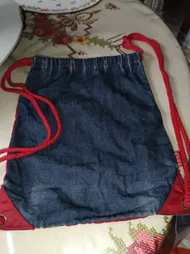 Tas punggung dari bahan jins tipis