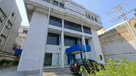 Gedung Tua 5 Lantai 1.915m² Gunung Sahari dengan parkiran luas