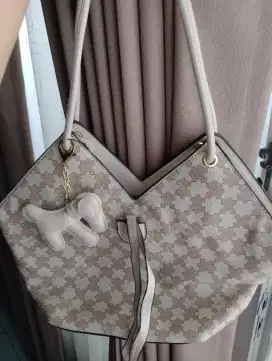 Di jual tas moco harga 40.000 tapi tas secent dapet dasbeck nya ya ..