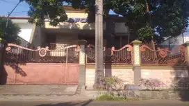 Disewakan Rumah cocok kantor/klinik Jl KH Misbakh Surabaya