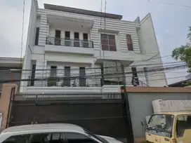 Kost 3 Lantai di Kemanggisan Dekat Binus, Hanya 2 Menit ke Tol Slipi