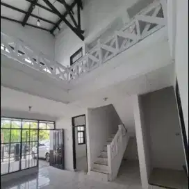 Dijual Rumah 2 Lantai Bangunan Baru di Turangga