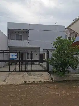 Jual Cepat Rumah 2 Lantai Renov  SHM, Row Jalan 10 Meter  Bintara