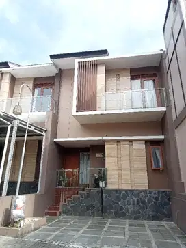 Rumah Lux siap huni lokasi strategis di kota Bandung
