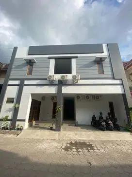 RUMAH KOST 11 KAMAR DI SETURAN BANGUNAN BARU SIAP HUNI