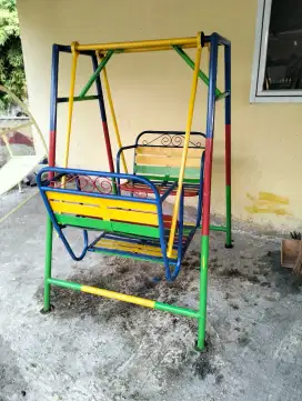 Ayunan taman bermain dan ayunan teras