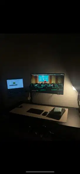 Stand Monitor + Stand Laptop