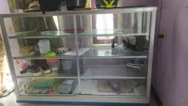 Jual etalase masih bagus pakai roda