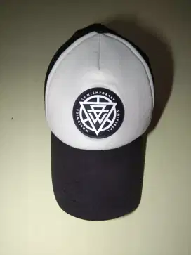 topi H&M trucker hat