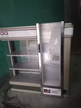 Etalase rokok bekas