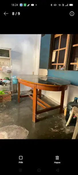 Meja makan oval
