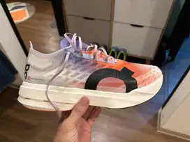 Sepatu lari running shoes On Cloudboom Strike saingan adidas nike