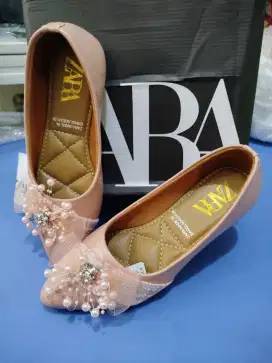 Sepatu feminim cantik