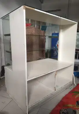Lemari Etalase kayu, masih kuat dan bagus.