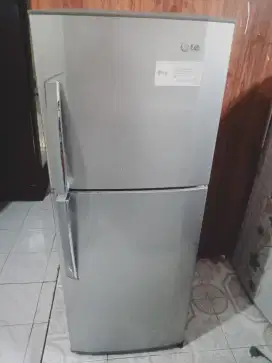 Kulkas LG 2 pintu tanpa bunga es