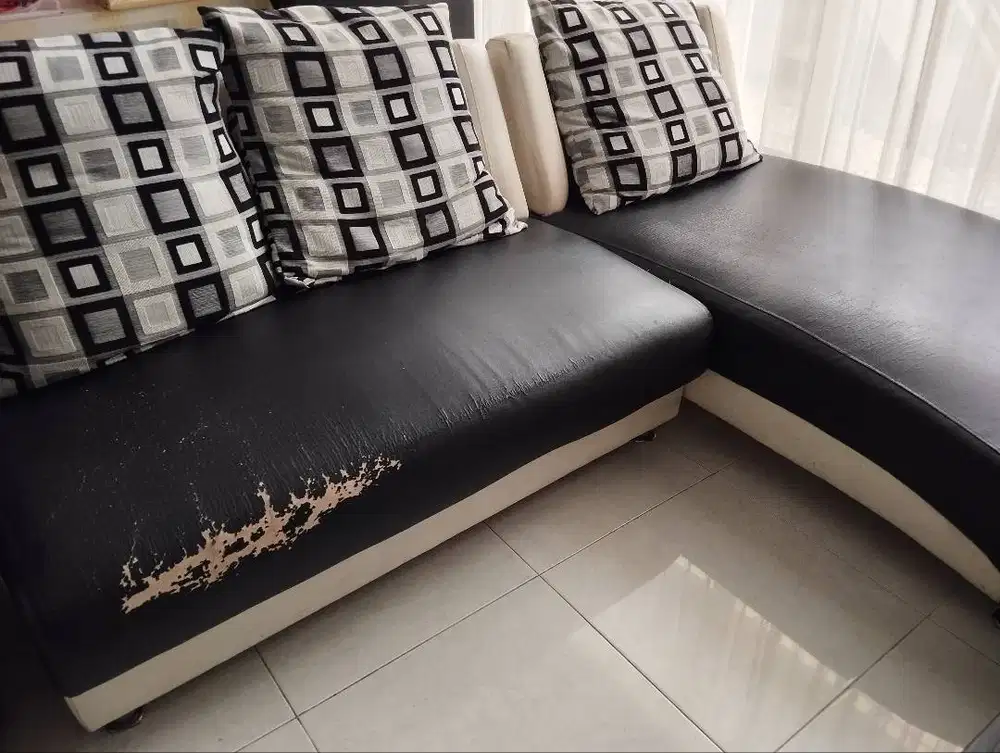 Sofa hitam putih minimalis