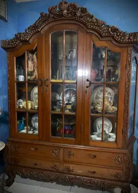Lemari Kaca Hias Ukir Jati Klasik