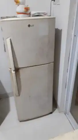 Menerima barang rusak kulkas