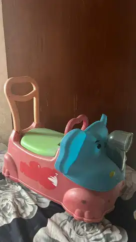 Mainan dorong anak gajah