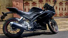 R15 2018 black glossy