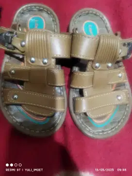 Sepatu sama sandal aepatu anak cwok