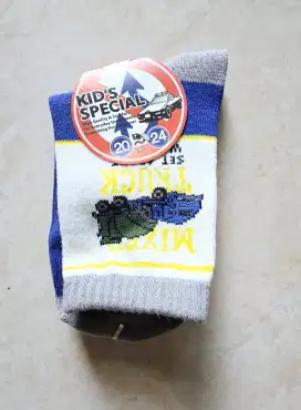 Kaos kaki baru uk 20-24cm bisa di pakai anak usia 4 tahun