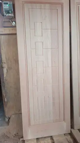 Pintu kayu kamper