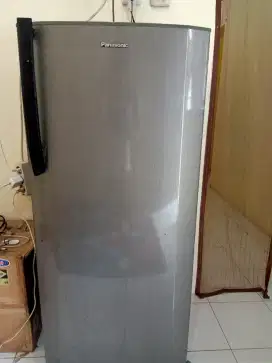 Di jual kulkas 1 pintu panasonic tipe NRA 198G silver