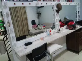 Kaca dan Meja Rias Studio/Salon