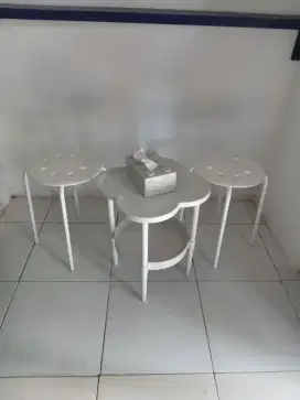 1 meja dan 2 kursi