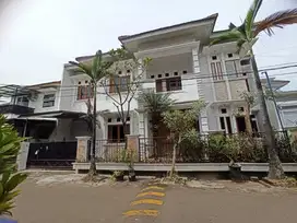 Di jual murah rumah bagus 2 lantai di Kiara asri