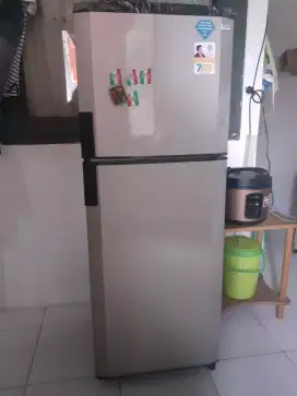 Dijual kulkas 2 pintu
