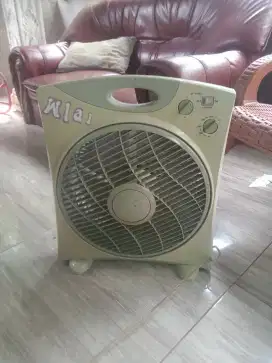 Kipas angin kotak Maspion 12 inch . normal