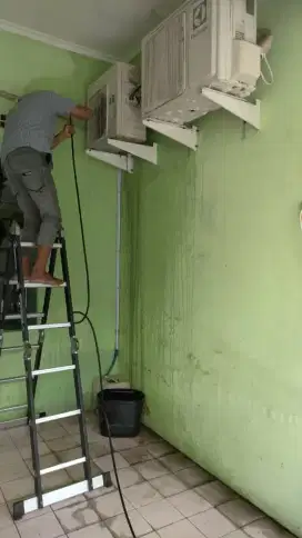 Panggilan perbaikan AC ke rumah