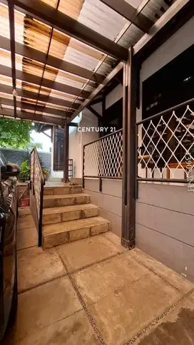Rumah di Jakarta selatan luas cocok untuk usaha, lokasi strategis