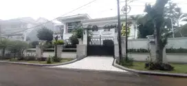Rumah Mewah dengan Kolam Renang dekat Pintu Tol Cibubur