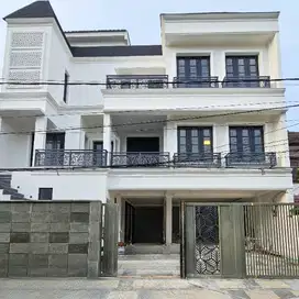 DIJUAL  RUMAH  BARU MODERN CLASSIC 4 LANTAI LIFT & PRIVATE POOL