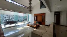 Dijual Hitung tanah saja , sudah ada bangunan Villa, jakarta selatan